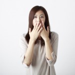 驚く女性